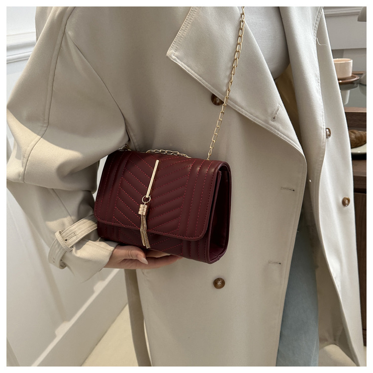 Borsa a tracolla donna con ricamo catena e nappine elegante_voghion.com