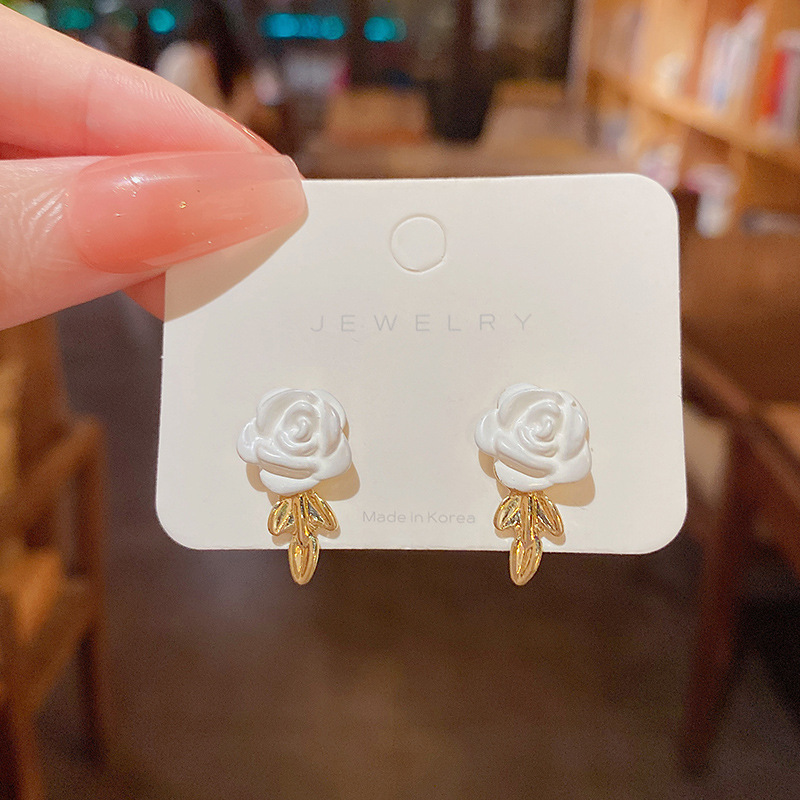 S925 aguja de plata de Corea del Sur pequeños pendientes de flores frescas hembra Mori versátil elegante perla pendientes Internet celebridad mismo estilo pendientes
