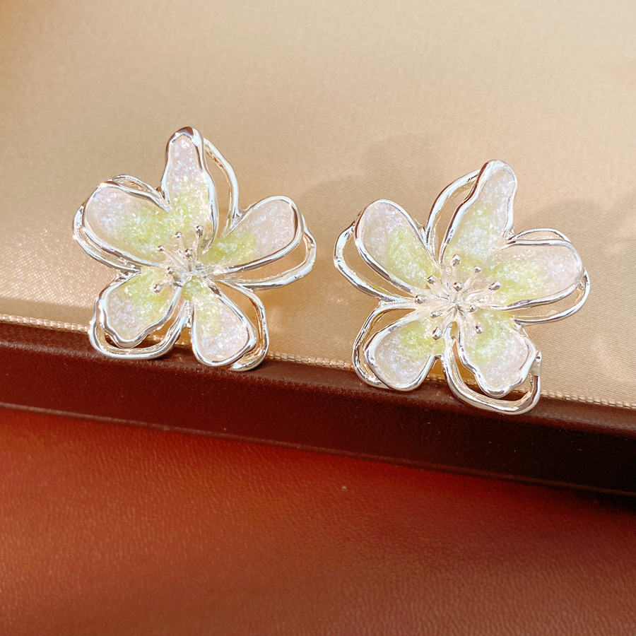 Aguja de plata dopamina color goteo de aceite flor pernos de orejas temperamento dulce pequeño pendientes claros ligeros de lujo alta sensación de orejas para mujeres