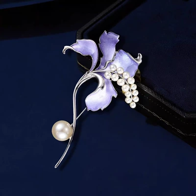 High-end, exquisite two-tone enamel lily brooch, a unique and eye-catching piece with pearl tassels, a delicate and elegant pin, a new style of corsage