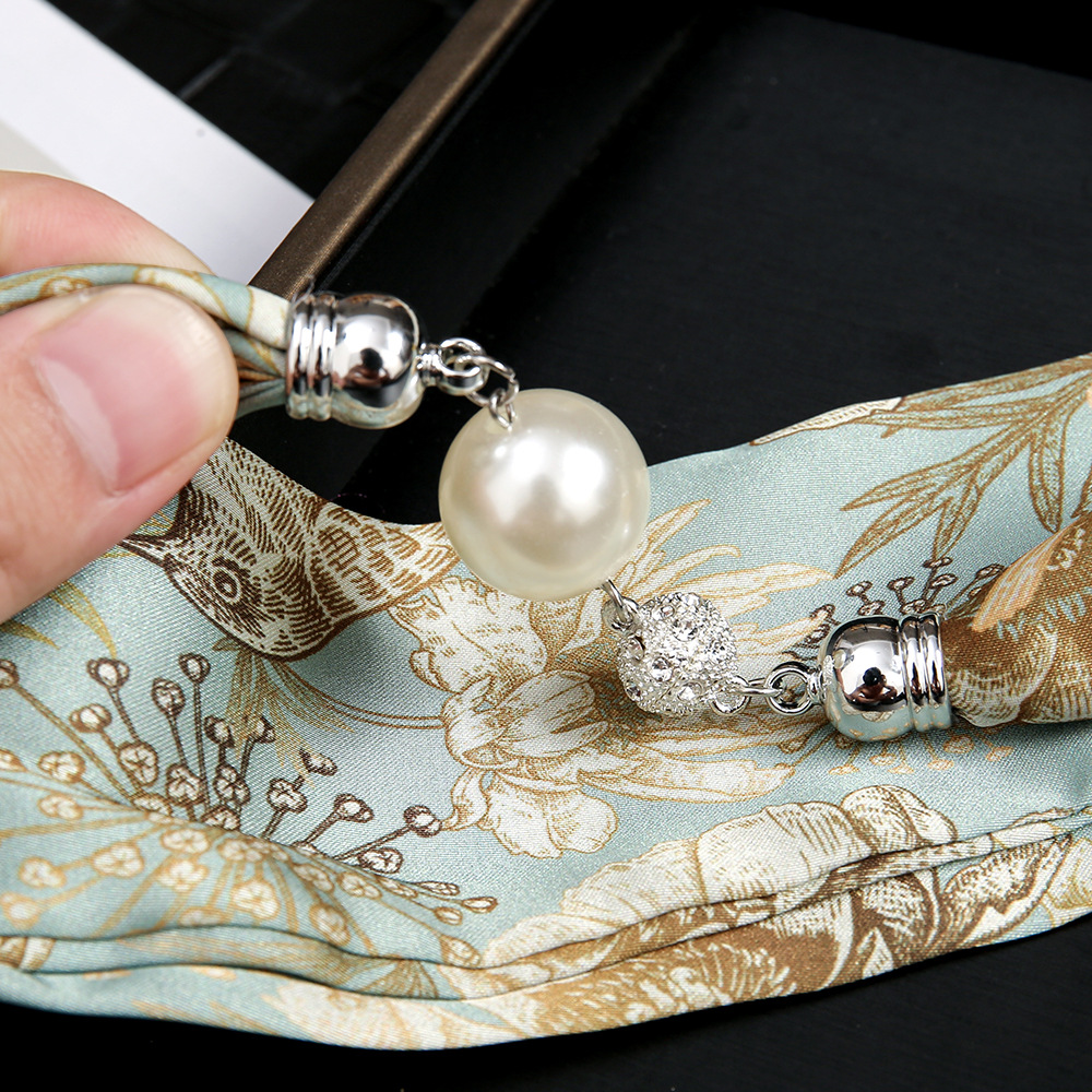Pañuelo de seda con hebilla magnética de diamantes con incrustaciones de perlas collar mujer retro todo fósforo moda bufanda fina hebilla autocebante babero al por mayor
