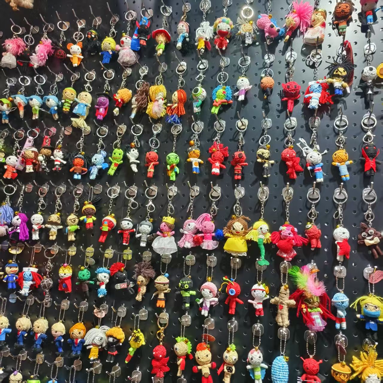 Muñeca vudú de Halloween Hilo de algodón tejido a mano Decoración de ambiente Regalo Lana Muñeca de momia vudú