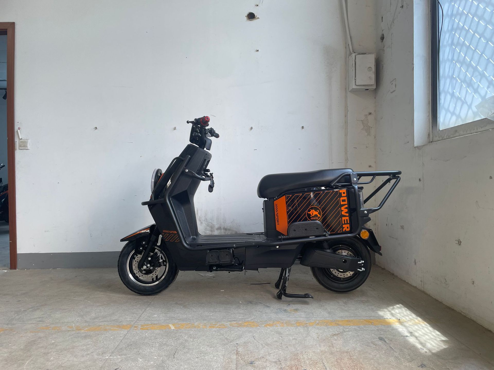 Export Fangniu electric motorcycle, high-power 60V electric vehicle, large scooter, high-speed long-distance travel vehicle for adults