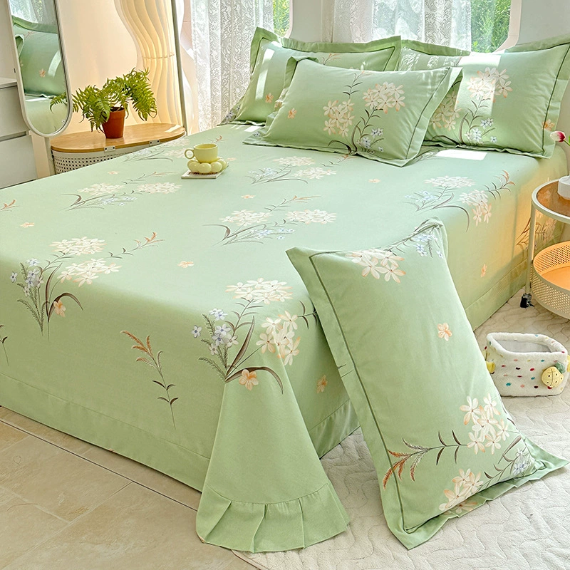 Комплект постельного белья из плотного хлопкового материала с эффектом "шёлка" с пылезащитным чехлом, доступный в одинарном и двуспальном размерах.