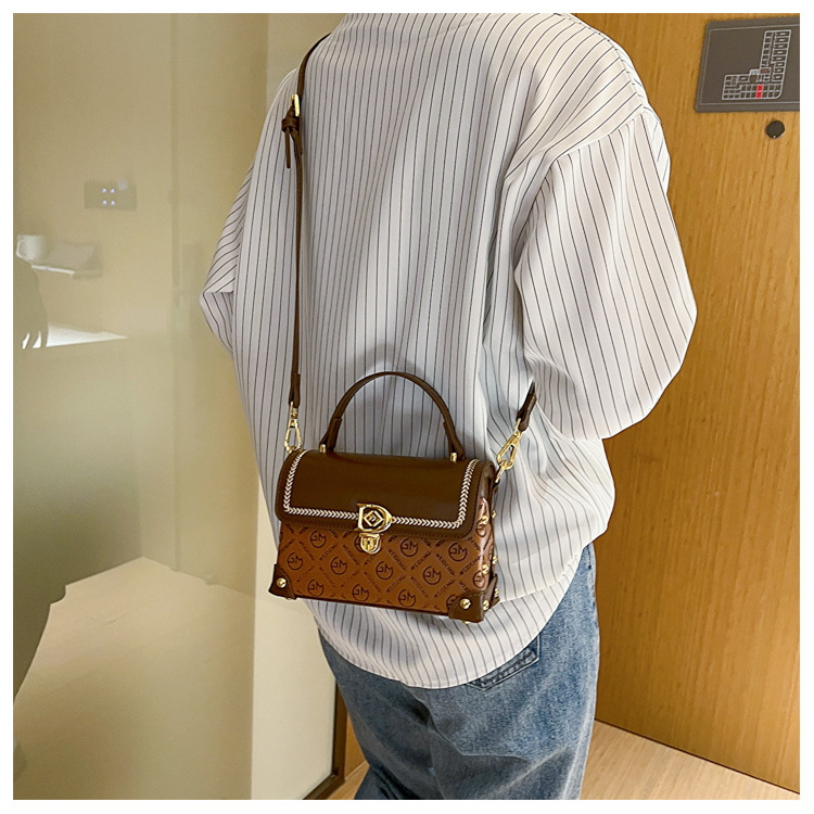 High-End-Textur-Mode-Retro-Damentasche 2023 neues Temperament vielseitiger Stil Damen-One-Shoulder-Cross-Body-handgehaltene kleine quadratische Tasche_voghion.com