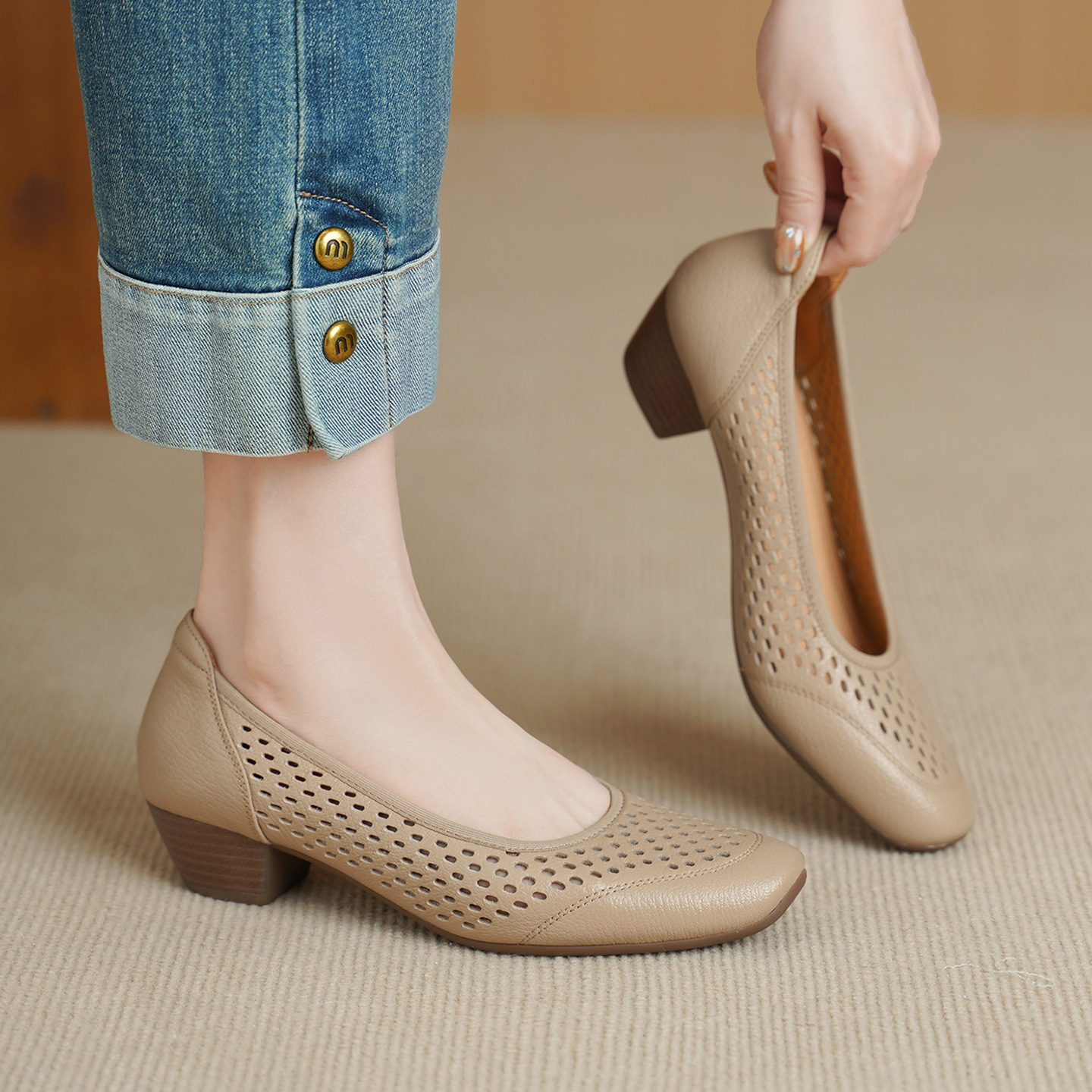 Giày cao gót nữ da cừu mũi nhọn hở lỗ gót vuông 4 cm đế mềm — màu be