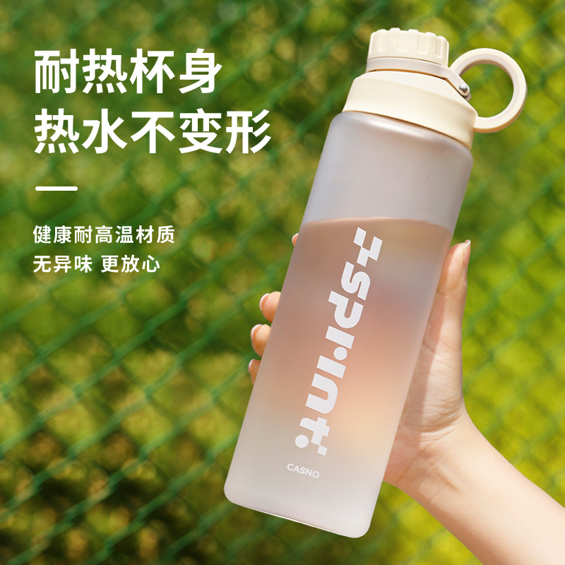 Taza de agua para hombres de gran capacidad de verano resistente a caídas resistente a altas temperaturas para mujeres con tabique de té de plástico portátil 2025 nueva taza deportiva