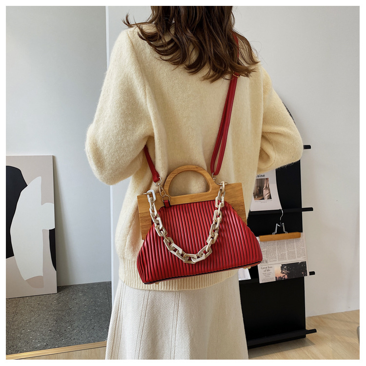 Autumn And Winter New Wooden Handle Fashion Chain Fold Striped Shoulder Simple Messenger Bag display picture 35