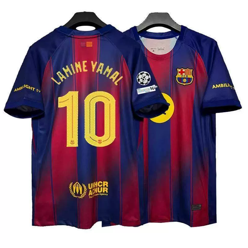 Футбольная форма Барселоны 25-26, домашняя и гостевая, номера 10 Ямал, 11 Рафина, 14 Рашфорд.