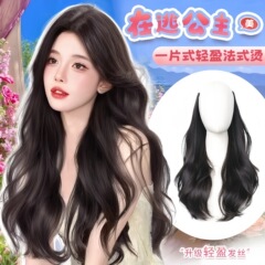 かつらの女性は全真の髪をまねています。