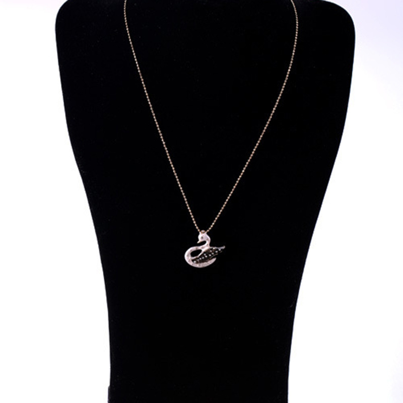 Simple Temperament Little Swan Necklace Niche Design Sense Clavicle Chain Autumn And Winter Long Sweater Chain Tide display picture 3