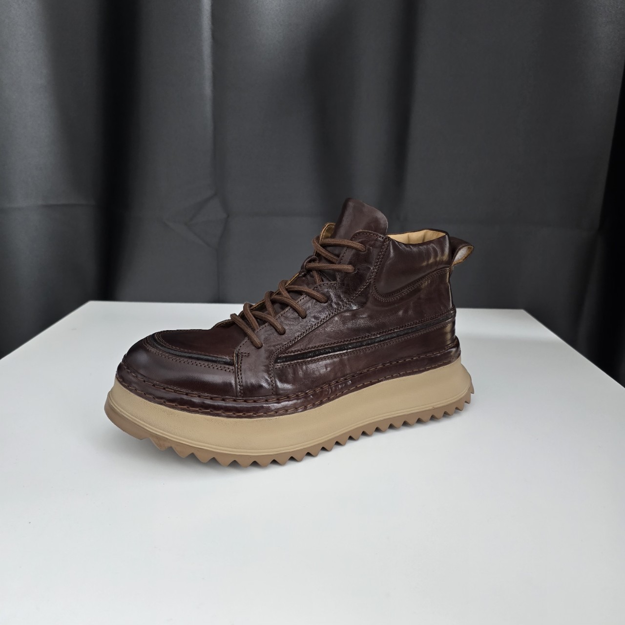 유럽과 미국의 하이 엔드 레트로 말 가죽 남성 스포츠 캐주얼 신발 경량 편안한 통기성 야외 가죽 부츠 레트로 트렌디 신발