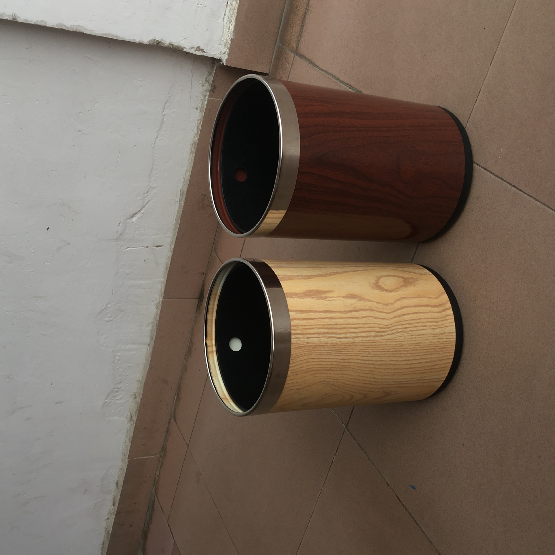 Cubo de ceniza de estilo de Hong Kong caja de fruta cesta de papel higiénico de mano Cubo de basura de acero inoxidable de doble capa retardante de llama