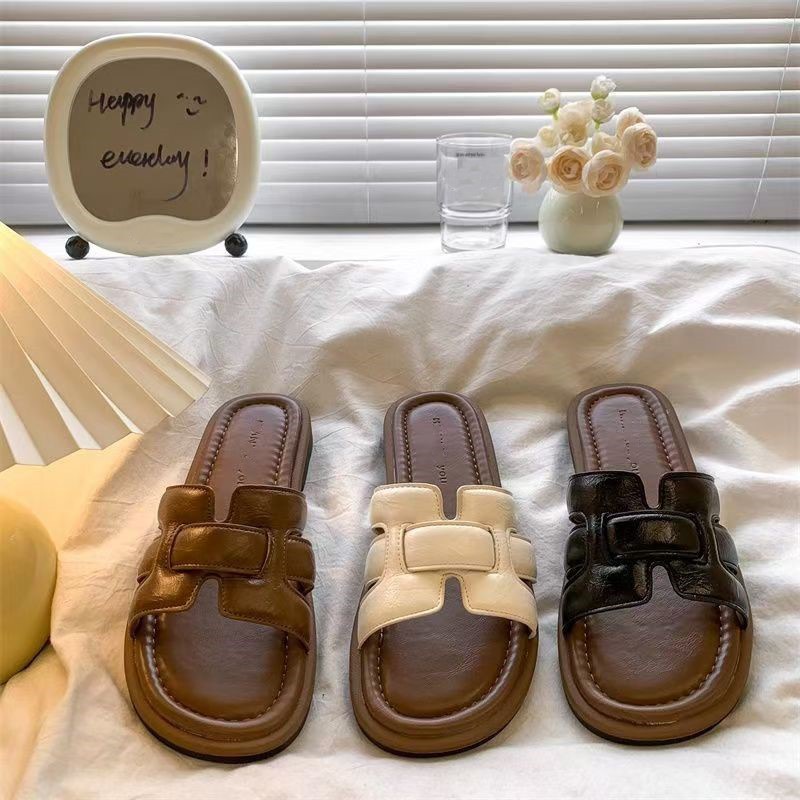 Sandalias y pantuflas retro francesas con una sola palabra para mujer 2025 nuevo estilo exterior zapatos Muller tejidos con cabeza cuadrada zapatillas de playa de suela blanda