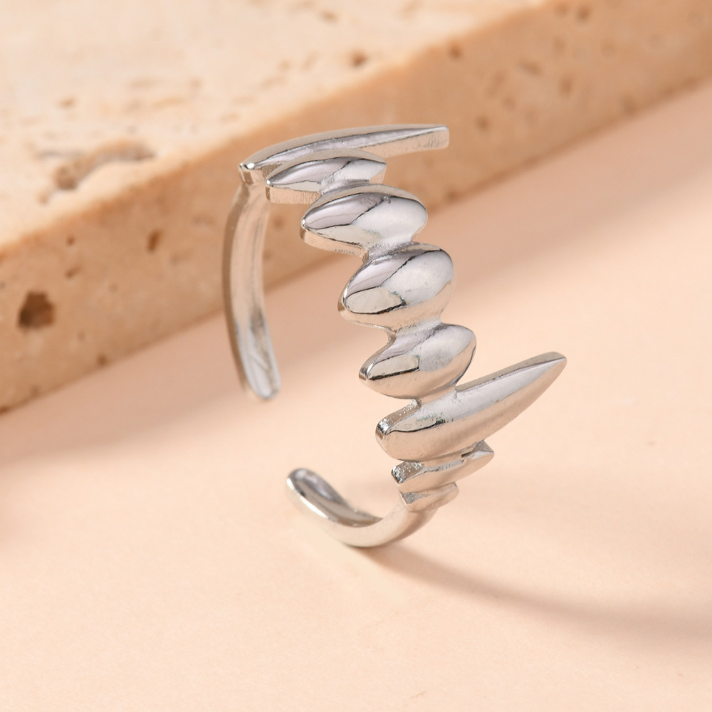 Diseño de moda transfronterizo sentido de joyería de estilo punk personalidad acero inoxidable presión de aceite colmillos dientes titanio anillo abierto de acero