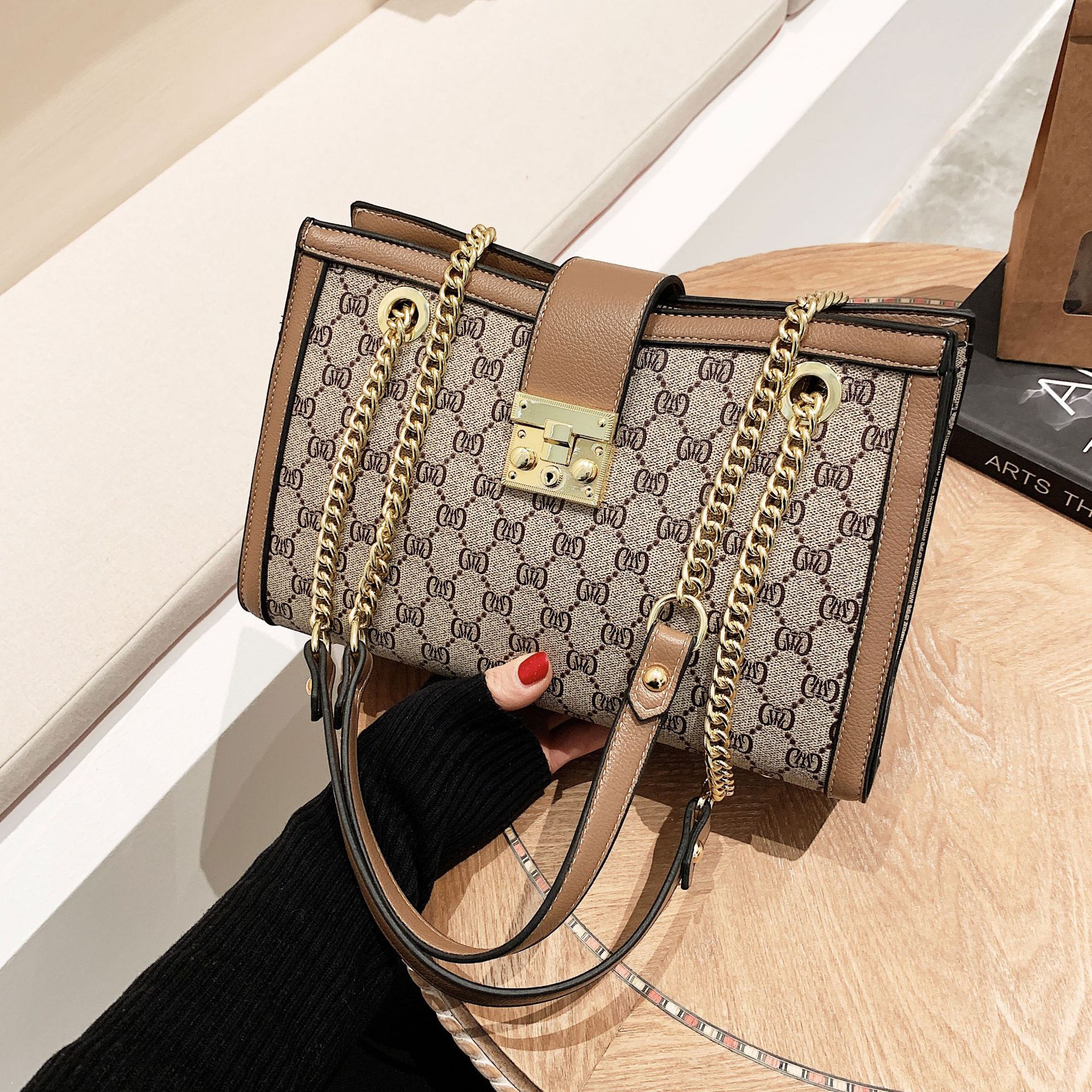 欧米2025年ファッション大容量プリントトートバッグ女性用新作トレンドレトロカジュアルチェーンバッグショルダーバッグ/脇下バッグ