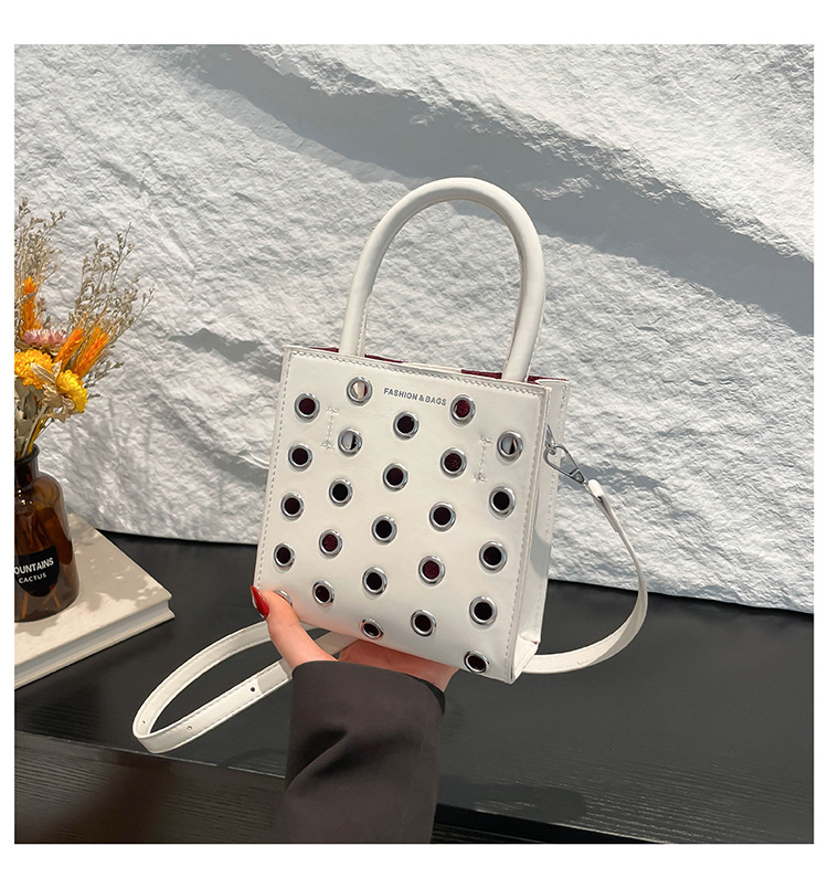 Bolsa punk europea y americana para mujeres 2026 nuevo retro remaches agujeros bolsos cuadrados de viaje ocio mochila de hombro