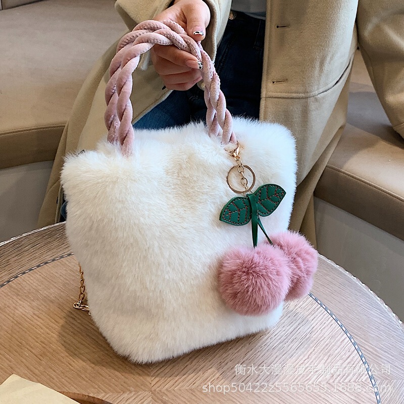 Autumn and Winter Plush Bag Women's 2021 New All-match ins Chain Crossbody Bag Fashionable Fluffy Portable Bucket Bag Autumn and Winter Plush Bag Women's 2021 New All-match ins Chain Crossbody Bag Fashionable Fluffy Portable Bucket Bag