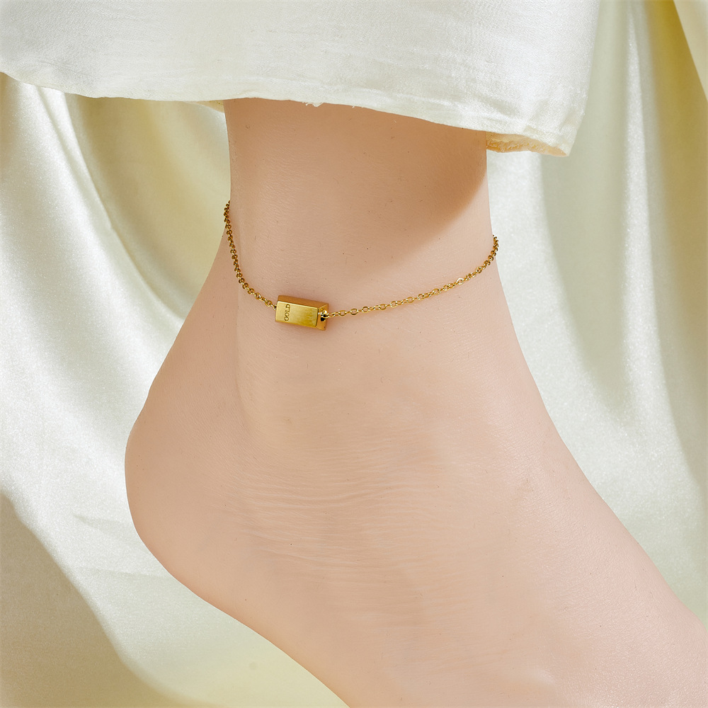 Cientos de tobilleras, tobilleras de lujo simples y ligeras, sentido femenino, accesorios de celebridades de Internet, temperamento de moda dorado de 18 quilates, cadena de pie de acero de titanio sexy