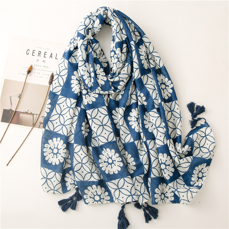 Retro Ethnic Style Blue And White Porcelain Wreath Printing Silk Scarf Wholesale display picture 2