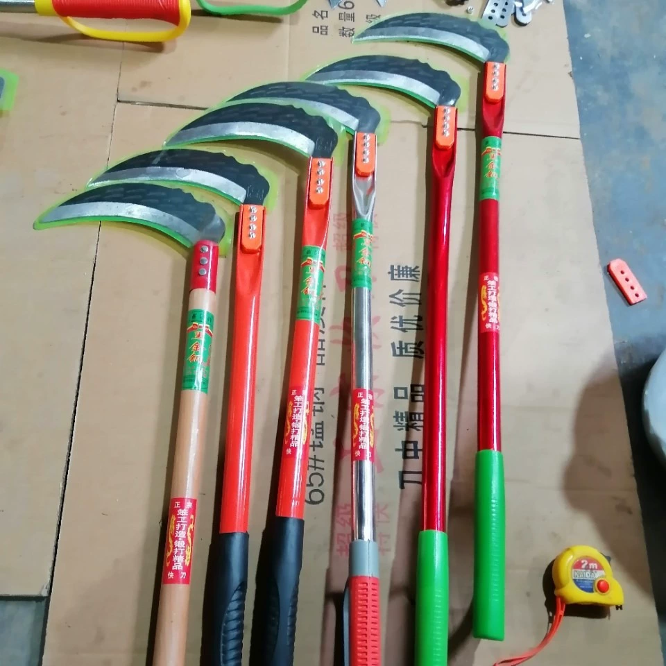 Собирайте и продавите черную ковку кукурузы, ветки сорняков, посевы.