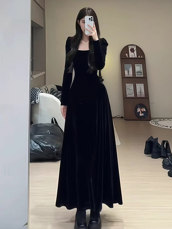 早秋黑色法式金丝绒连衣裙2025年新款女装秋季高级感收腰内搭长裙|undefined
