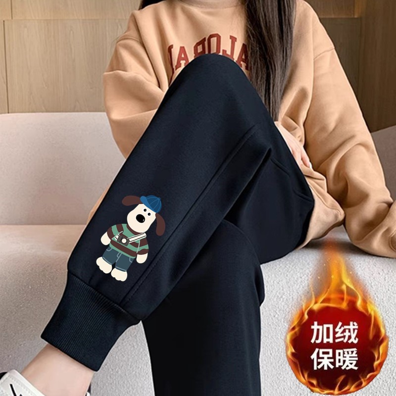 파란색 모자 개 나사 입이 있는 검은색 바지와 벨벳