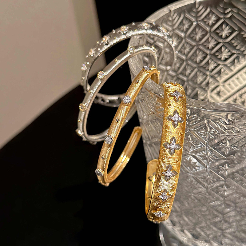 18K リアルゴールド電気メッキライト高級ダイヤモンドがちりばめられた幾何学的な花のオープンブレスレットフレンチレトロハイエンドジュエリー女性用|undefined