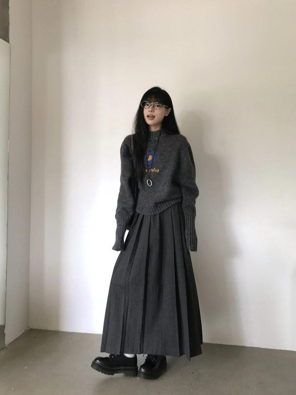 灰色のレトロな怠惰な風のスーツの女性の春の2025新型の長袖のニットのセーターの百タックの半身のスカートの2つのセット|undefined