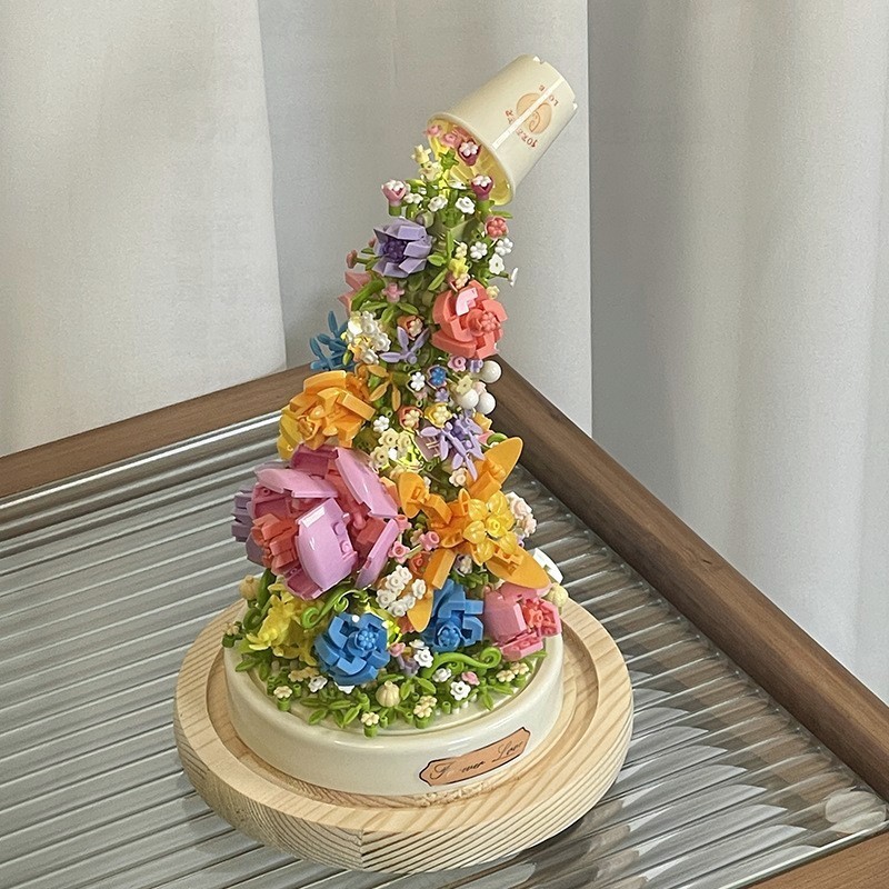 積み木の花がバラのオルゴールを飾っています。|undefined