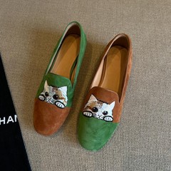 新しい刺繍の子猫の足は楽福の靴の女性を踏んで簡単に外に平底の快適な靴を着ます。