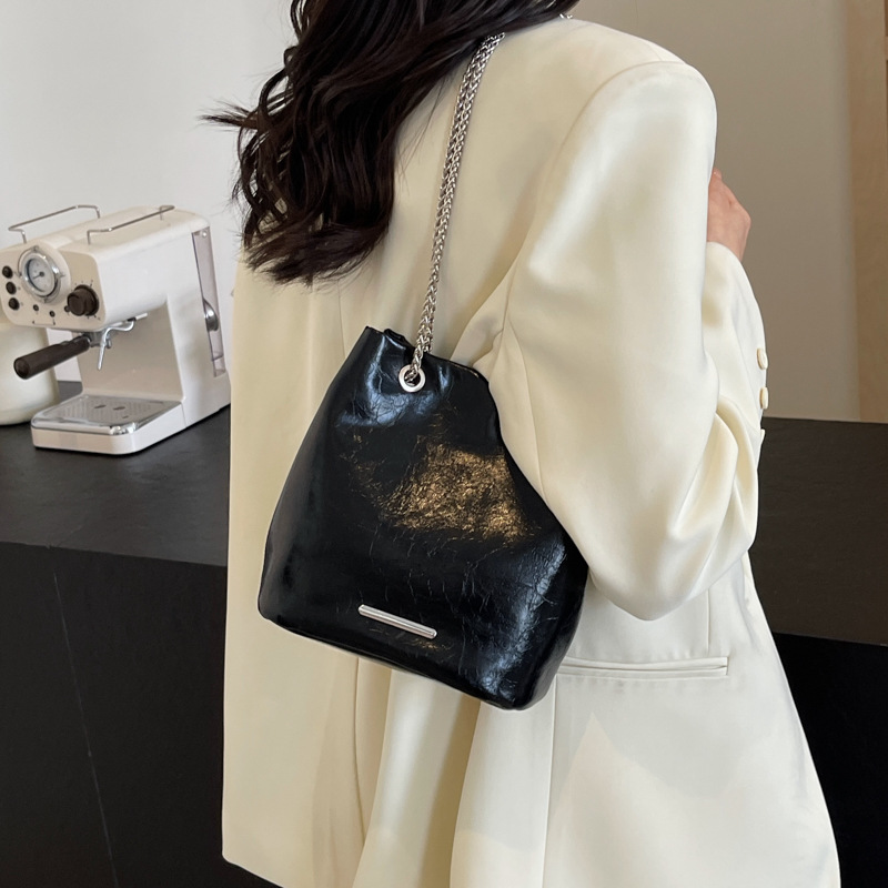 Bolso de cubo de textura transfronteriza 2025 verano nuevo bolso femenino bolso de hombro simple con explosión bolso de mensajero de cadena de moda