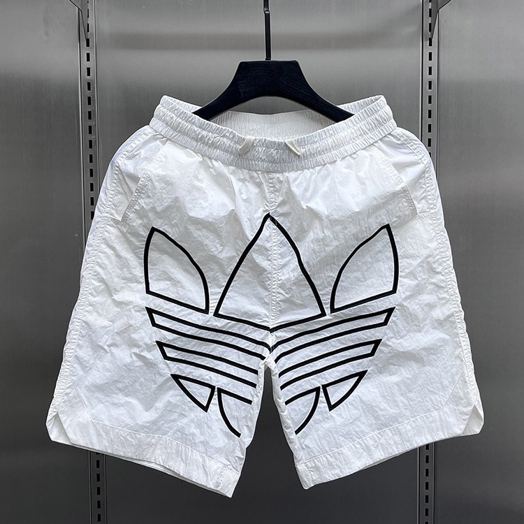 Pantalones de cinco puntos para hombres de verano, pantalones cortos deportivos sueltos casuales de secado rápido, pantalones de playa de color de contraste de bordado de la industria pesada de estilo delgado