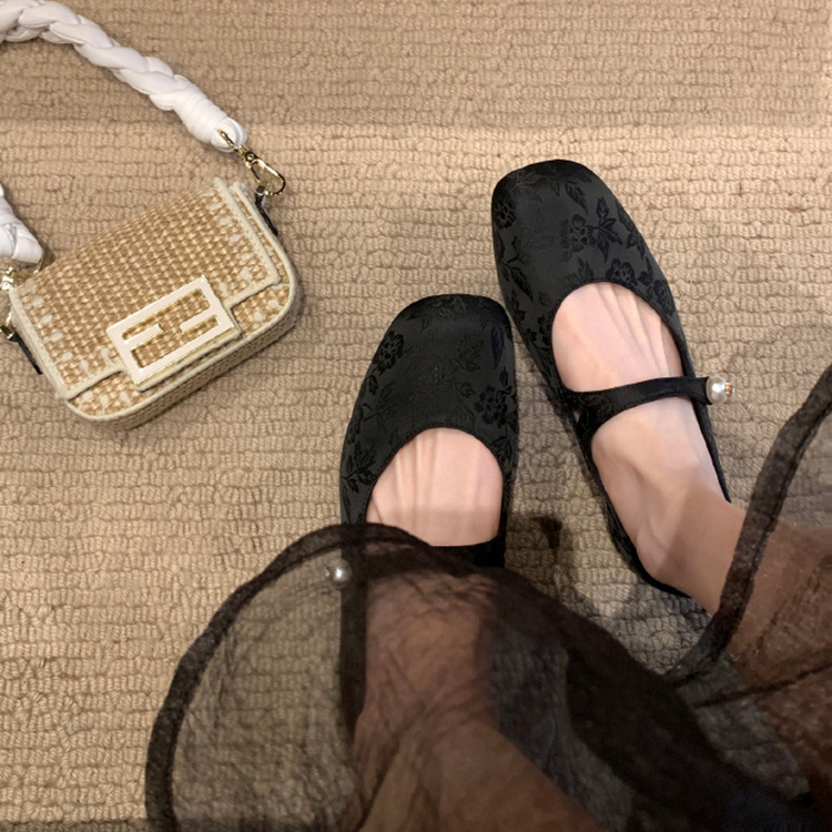 Versión de piel de oveja ~ Guofeng nuevos zapatos de estilo chino para mujer con falda jacquard de satén de perlas con cabeza cuadrada zapatos Mary Jane