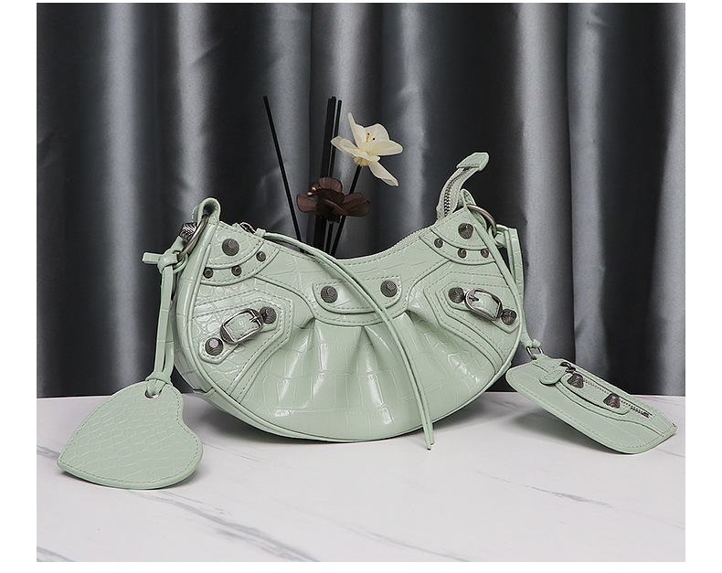 Bolso de locomotora de remache Le Cagole de alta calidad dulce y fresco chica caliente tres en uno bolso de media luna plisado de cuero bolso de axila