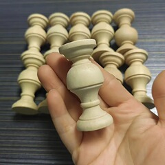 木製の装飾柱は、ワインキャビネットやベッドフレームに最適です