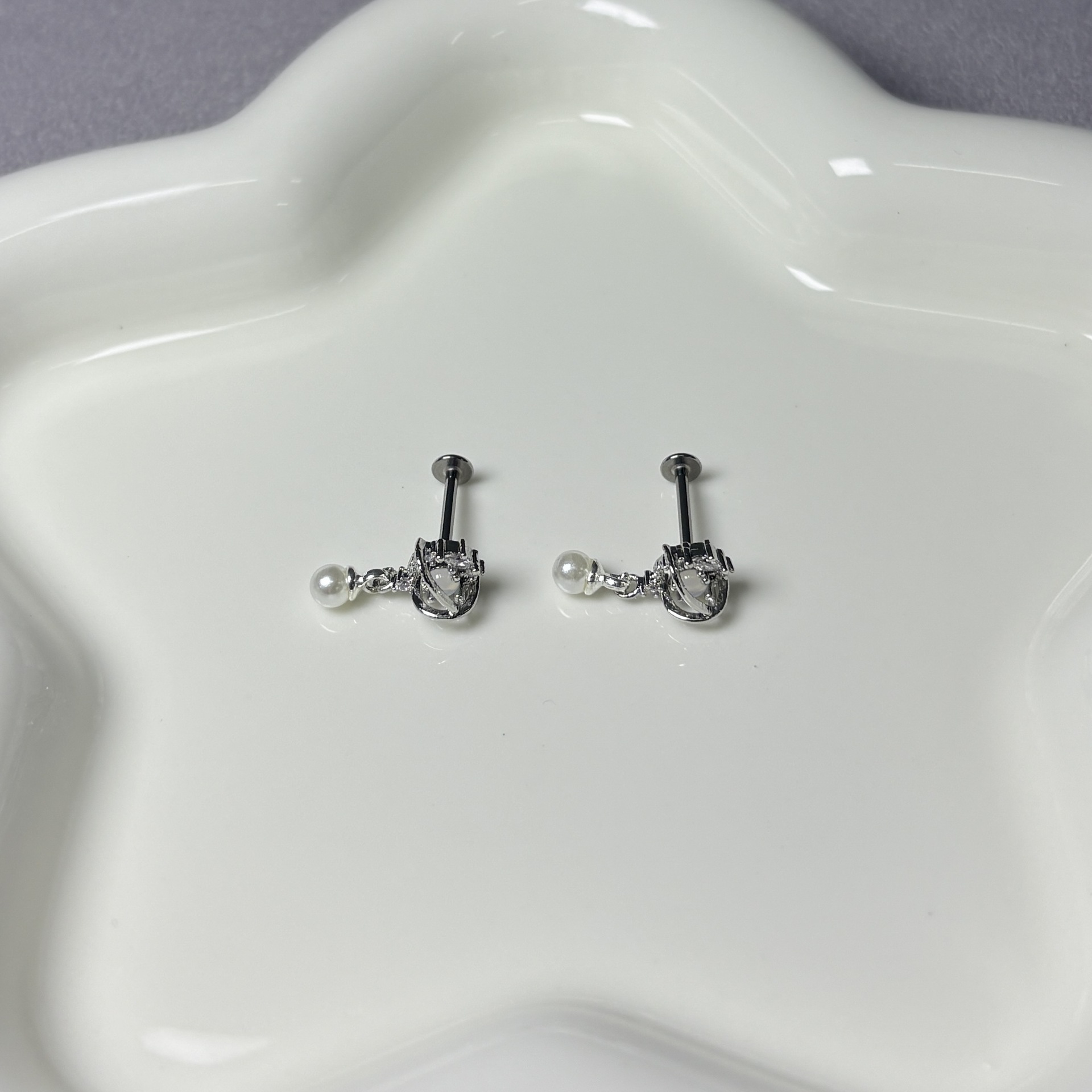 Pointed titanium steel lip stud product view