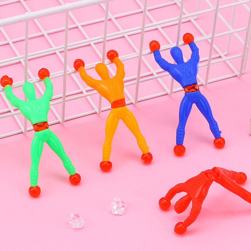 子供の新しい奇抜なアイデアはおもちゃの大きいサイズの壁に登るスーパーマンの13cmの壁に登るクモの人の粘りが壁に登るおもちゃを発散します。|undefined