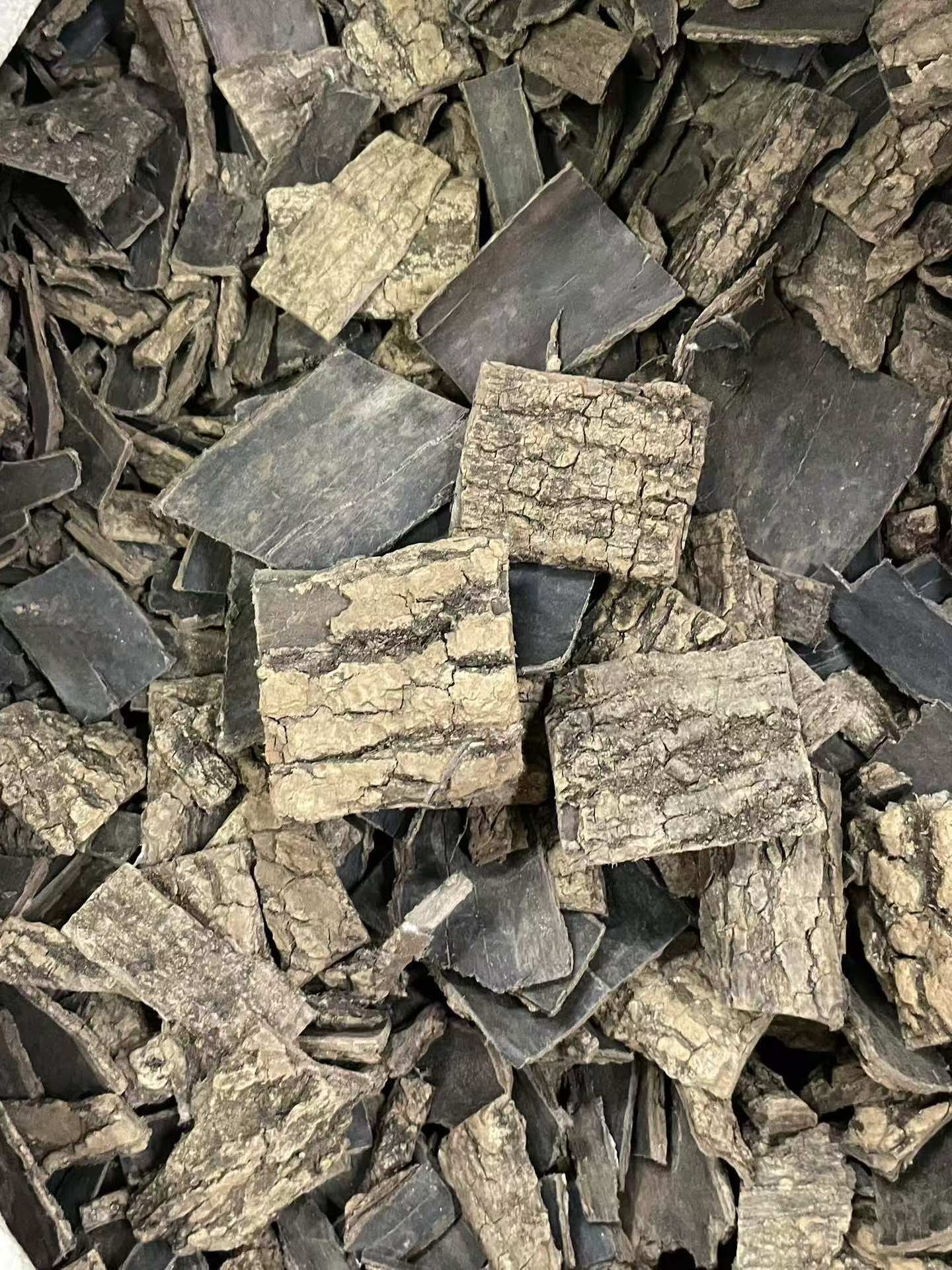 Dried Eucommia Bark Slices Du Zhong 500g Selected Grade for Traditional Herbal Decoction and Soup in use