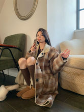 仿羊羔毛加绒加厚毛呢外套女装冬季2023新款长款格子长袖气质大衣