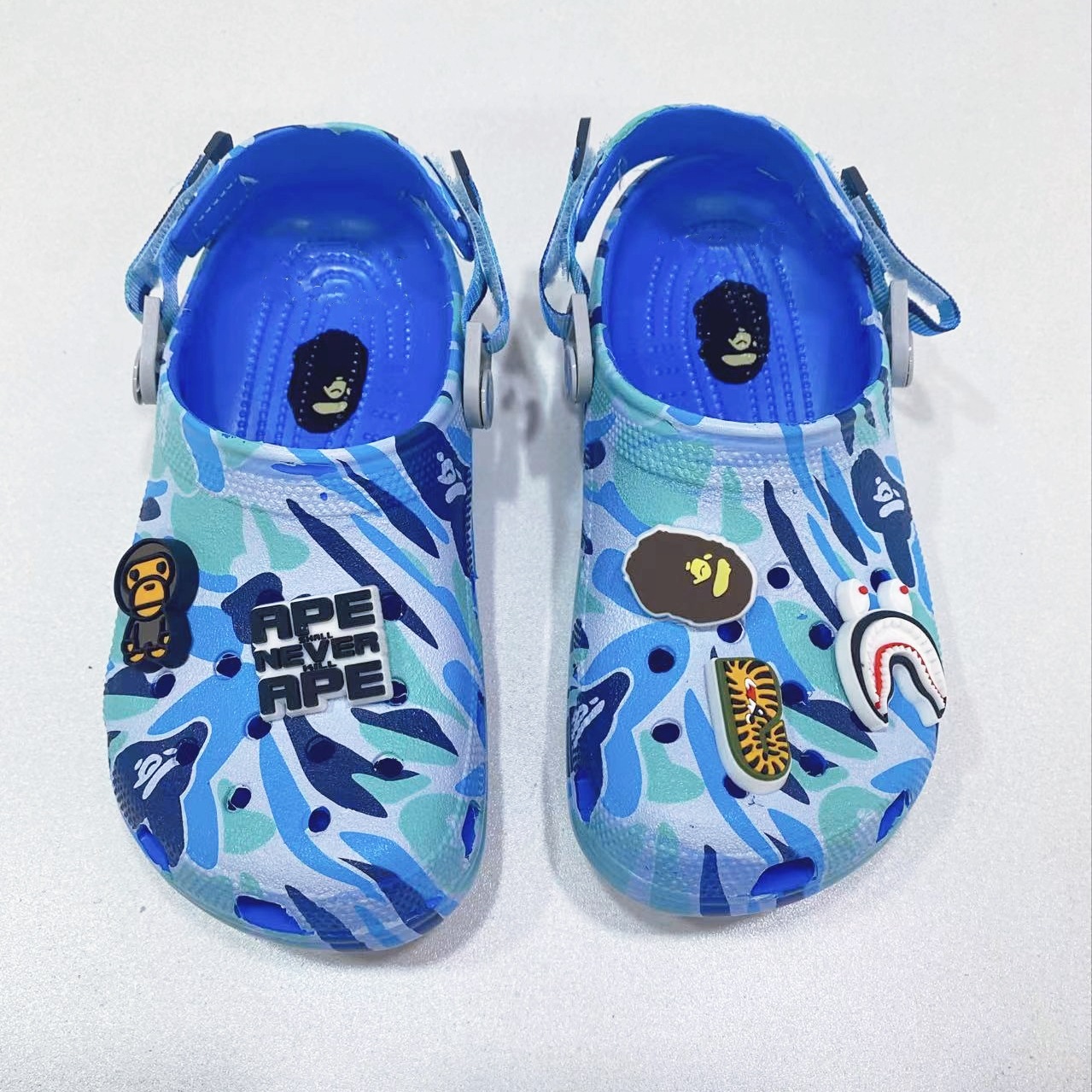 2025 nuevos zapatos agujero de cabeza de mono camuflado padre-hijo agujero zapatos transpirables al aire libre ocio sofá zapatos de playa moda