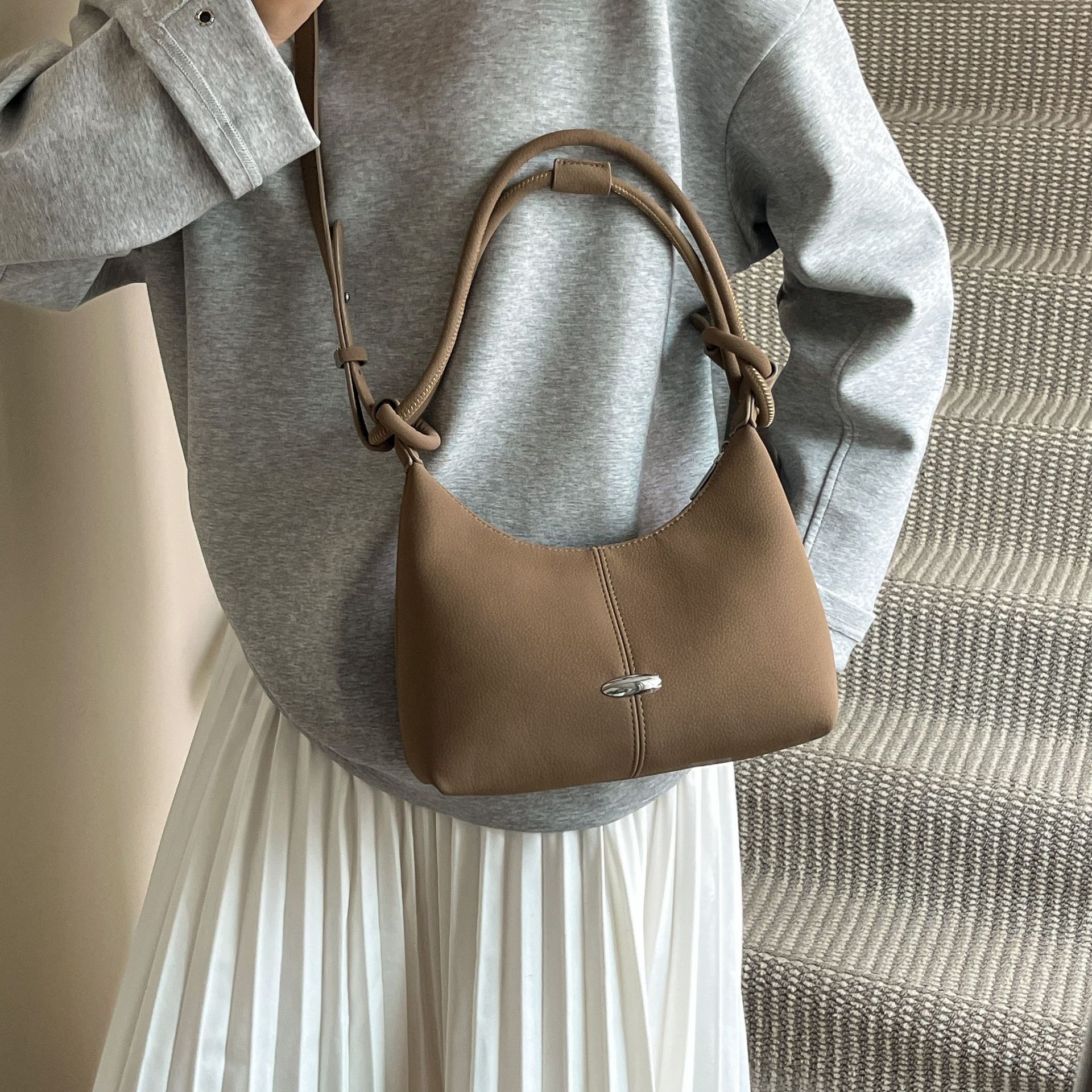 Bolsa de brazo de moda retro para mujeres 2025, nuevo otoño y invierno para viajar al trabajo, bolsas de cubo de gran capacidad, bolsas de mujer ociosas.