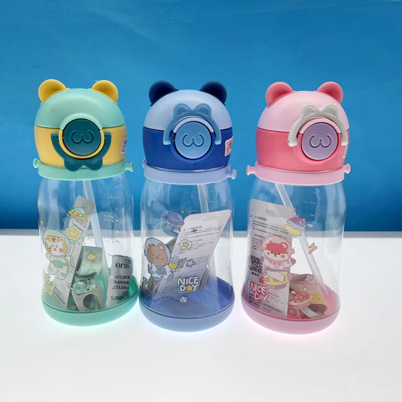 Taza de plástico para niños correa de Asa giratoria de doble uso taza de bebida para niños Linda paja de plástico Copa de fábrica