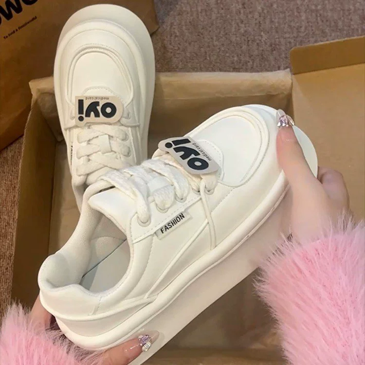 Толстая подошва маленькая белая обувь женская весна 2025 года новая круглая голова, дикие шнуровки, увеличенные кексы, спортивная повседневная доска обувь