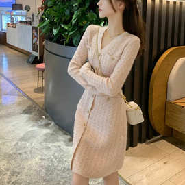 小香风针织连衣裙女秋冬2025年新款修身显瘦高级感气质V领毛衣裙