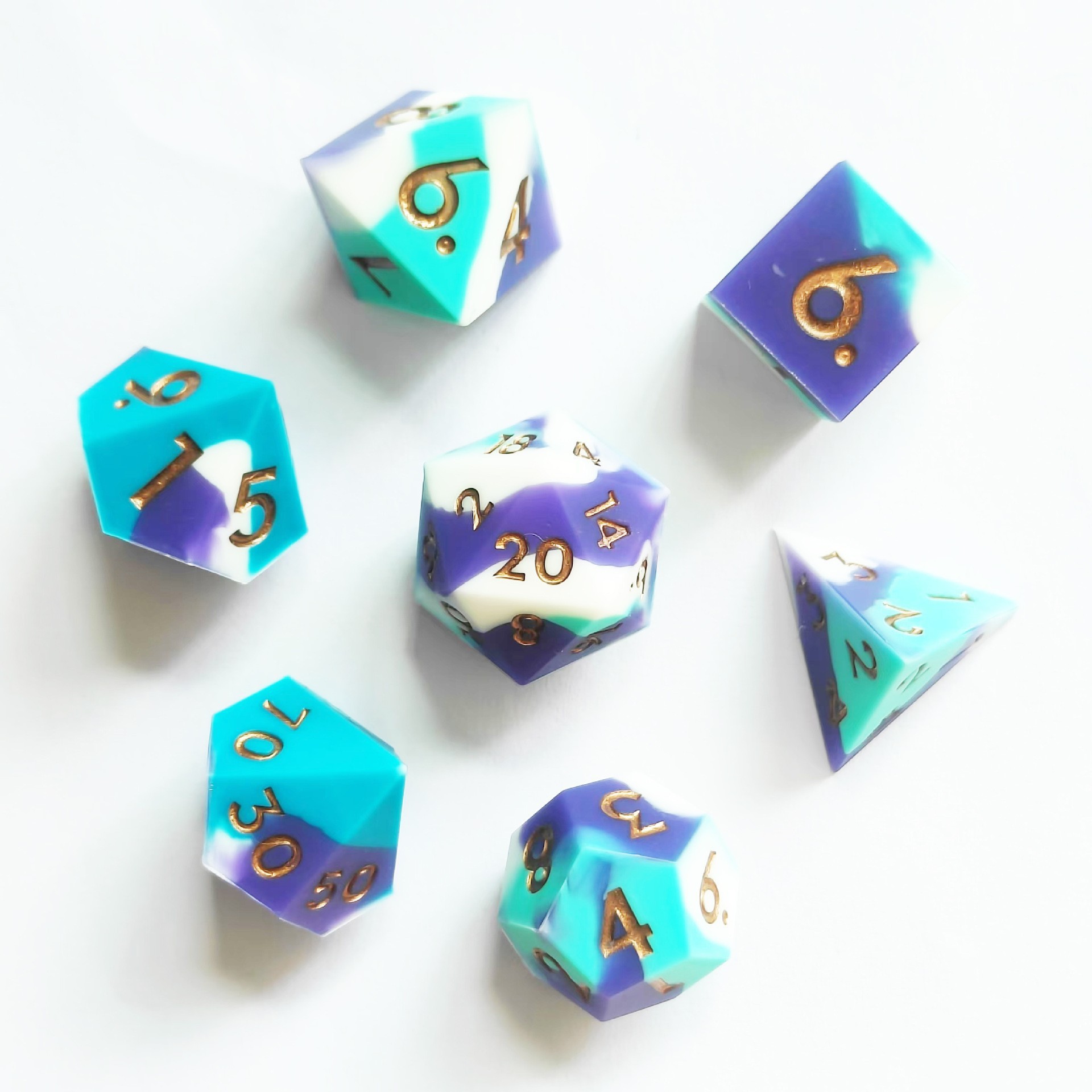 파란색, 보라색 및 흰색 실리콘 구리 문자