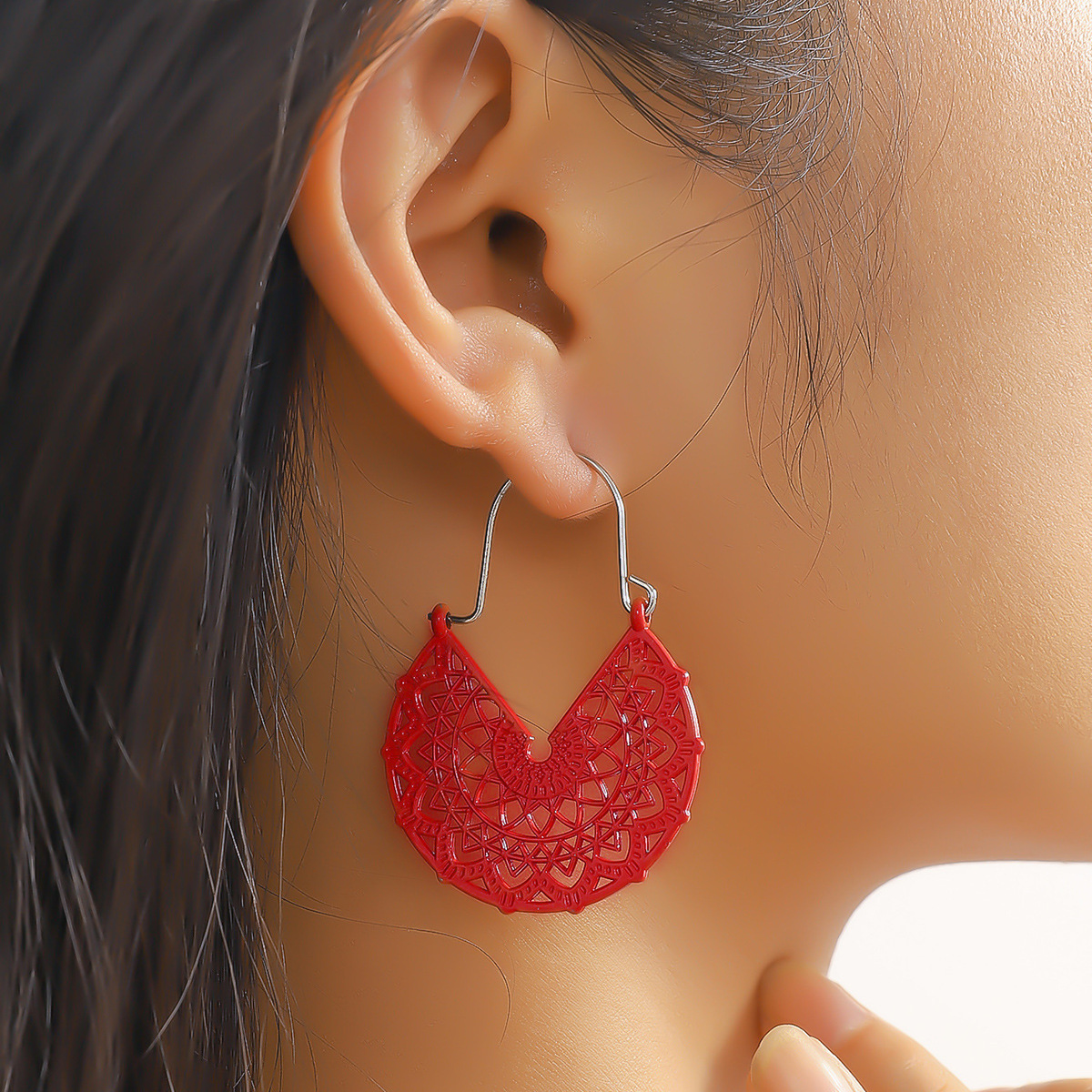 Pendientes de aleación huecos geométricos en forma de V de la moda bohemia de las mujeres de color retro pintura en aerosol todo partido joyería del oído al por mayor