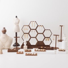 木製のレトロなイヤリングの展示棚のアクセサリー棚のピアスのイヤリング棚の店舗の陳列置物のジュエリーの撮影道具