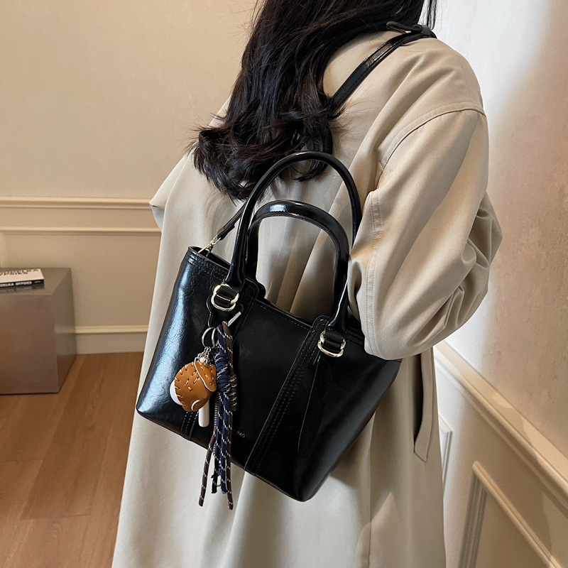 Bolso de mano para mujeres otoño-invierno 2025 nuevo paquete de cubo de textura de transporte universal bolso de hombro mochila casual