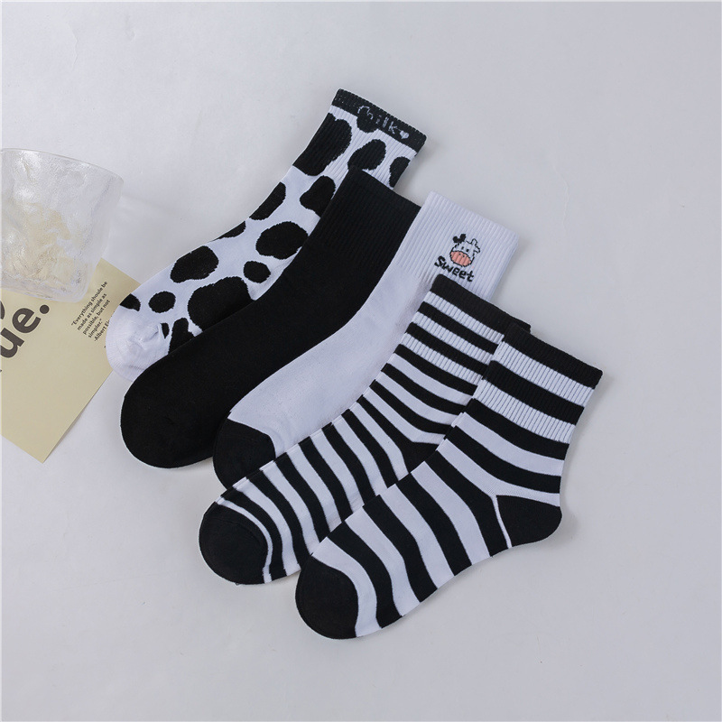 Four Seasons New Mid-tube Spotted Cow Socks Sweat-absorbing Striped Socks display picture 1